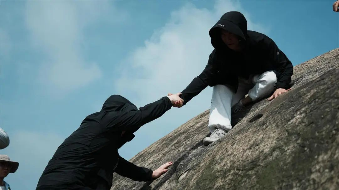 Wenzhou Nova Electronics Team Building Scaling New Heights of Unity at Tianluobei Peak3.jpg